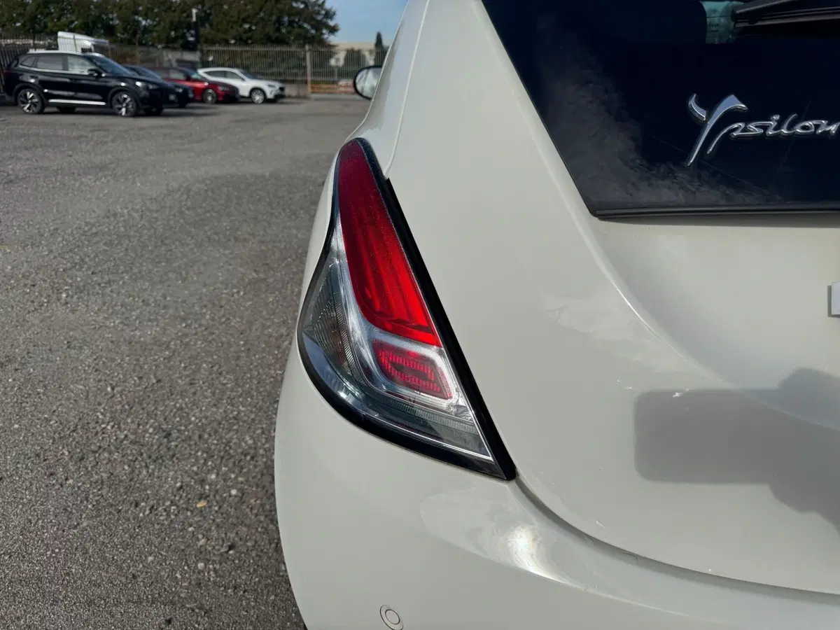 Lancia Ypsilon nuova a Monza e Brianza (15)