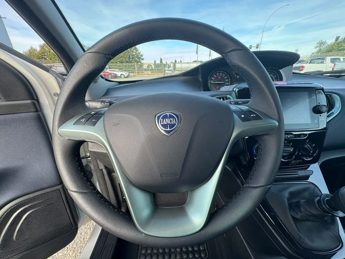 Lancia Ypsilon nuova a Monza e Brianza (17)
