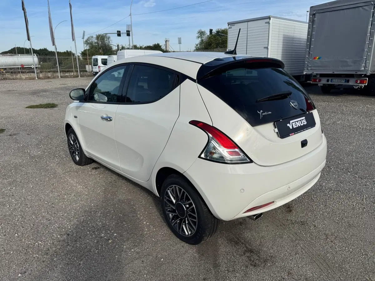 Lancia Ypsilon nuova a Monza e Brianza (4)