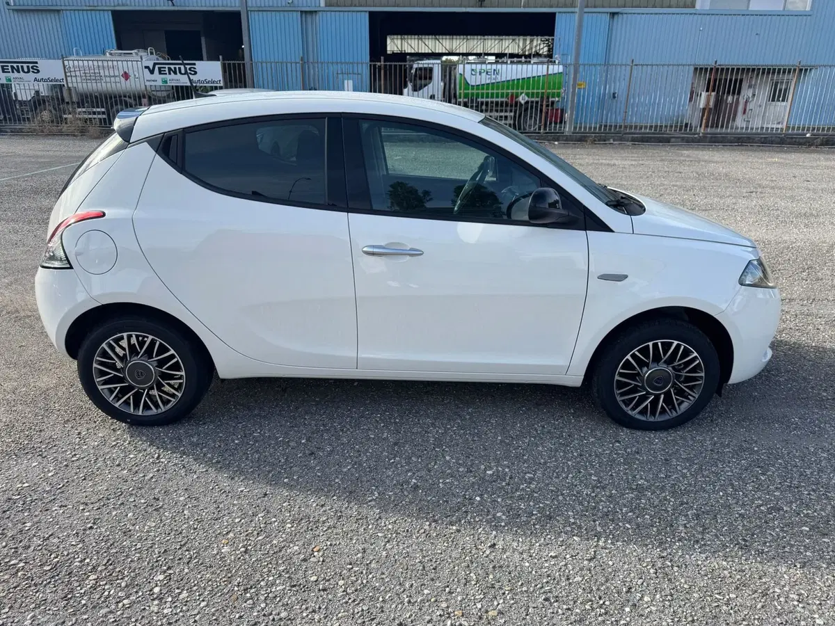 Lancia Ypsilon nuova a Monza e Brianza (7)