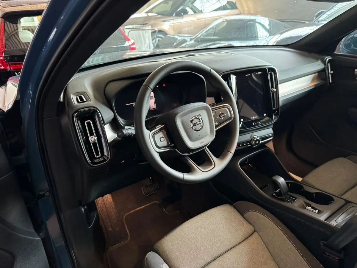 Volvo XC40 nuova a Monza e Brianza (13)