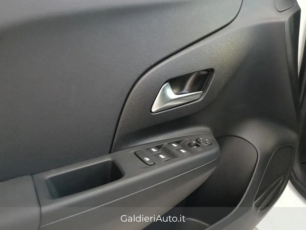 Opel Corsa nuova a Salerno (10)