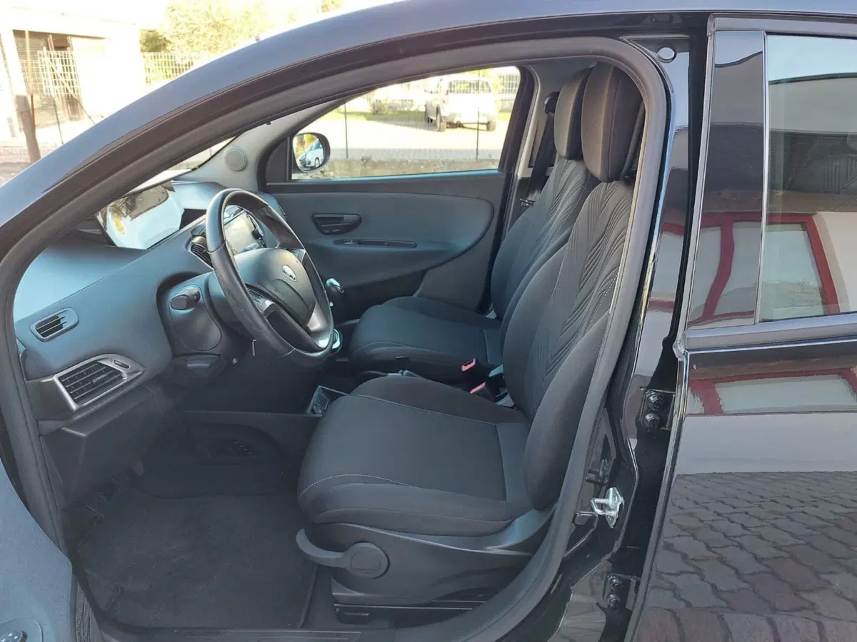 Lancia Ypsilon usata a Pavia (3)