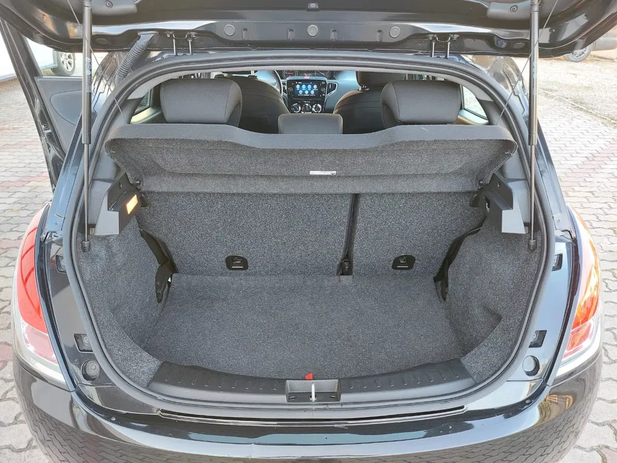 Lancia Ypsilon usata a Pavia (7)