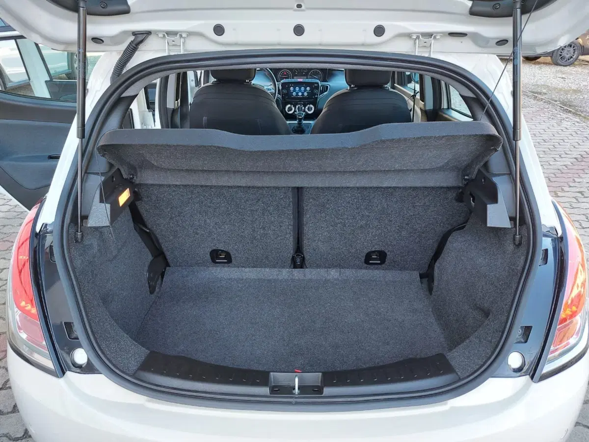 Lancia Ypsilon usata a Pavia (6)