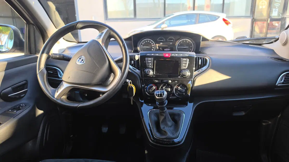 Lancia Ypsilon usata a Macerata (7)