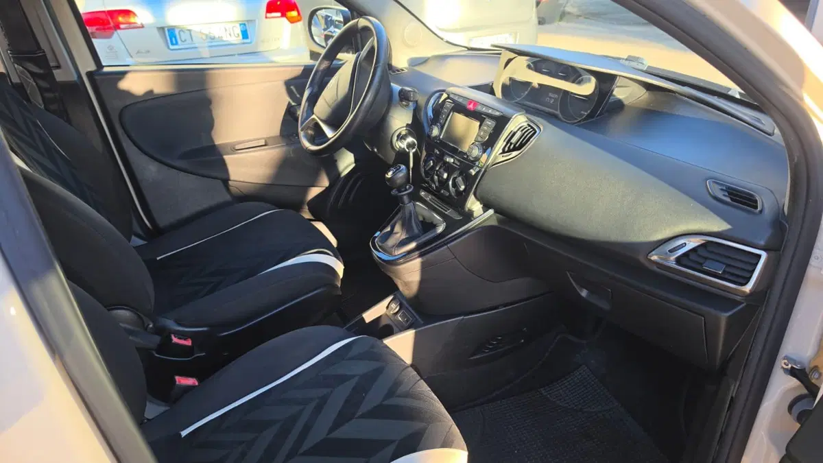 Lancia Ypsilon usata a Macerata (8)