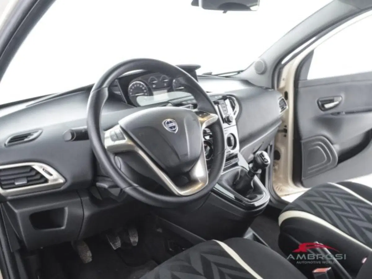 Lancia Ypsilon usata a Perugia (10)