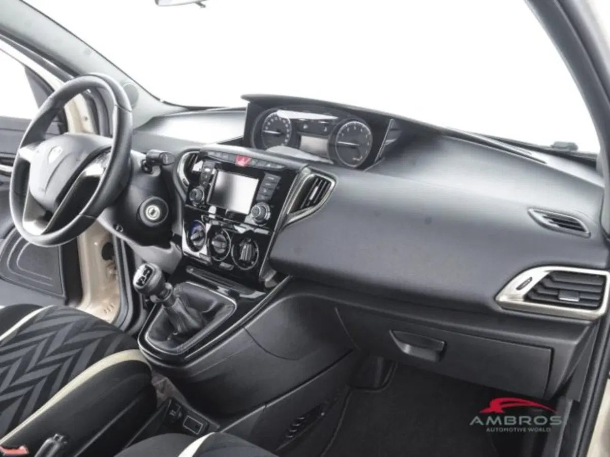 Lancia Ypsilon usata a Perugia (13)