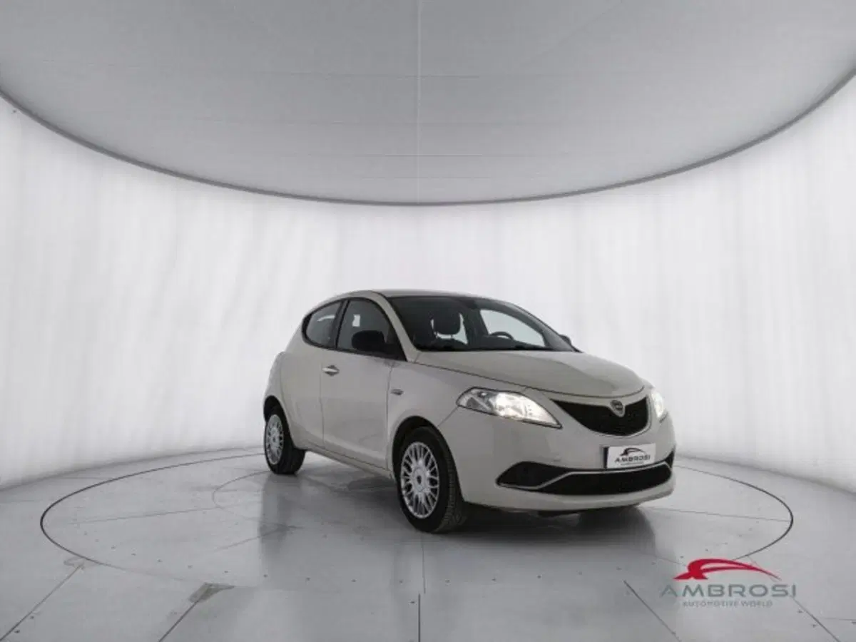 Lancia Ypsilon usata a Perugia (2)