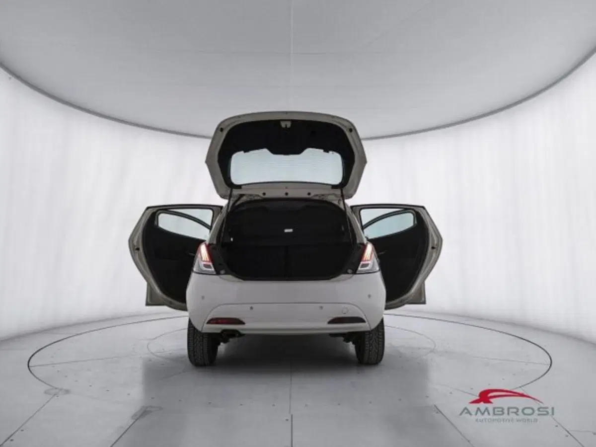 Lancia Ypsilon usata a Perugia (9)