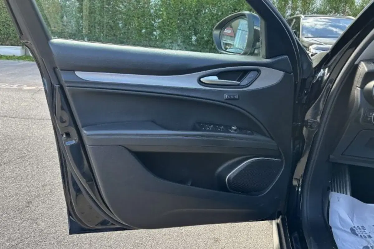 Alfa Romeo Stelvio usata a Latina (12)