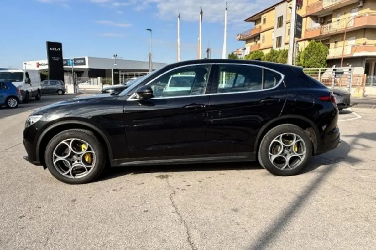 Alfa Romeo Stelvio usata a Latina (4)