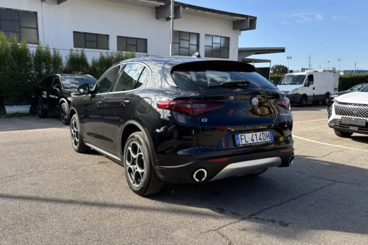 Alfa Romeo Stelvio usata a Latina (5)