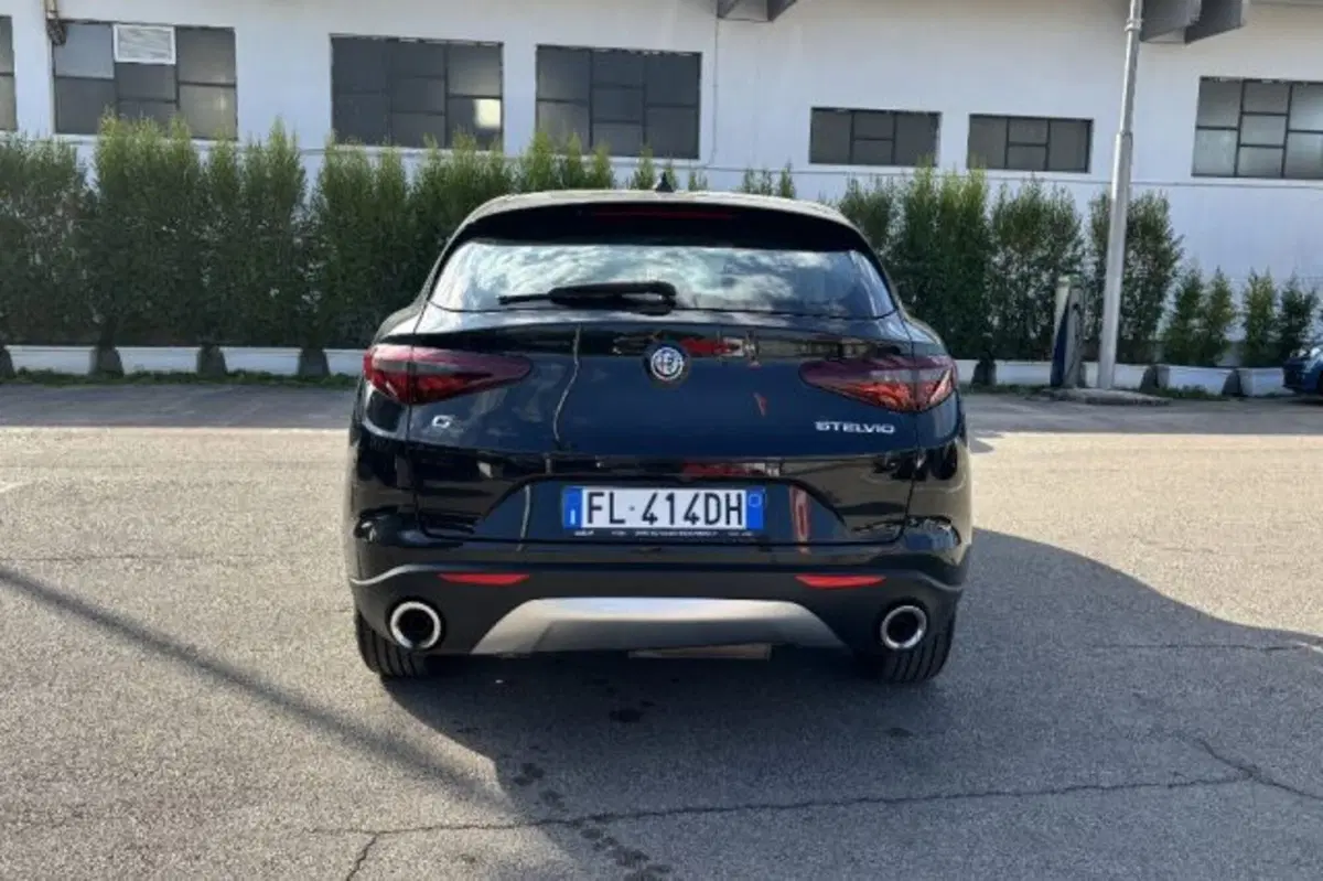 Alfa Romeo Stelvio usata a Latina (6)