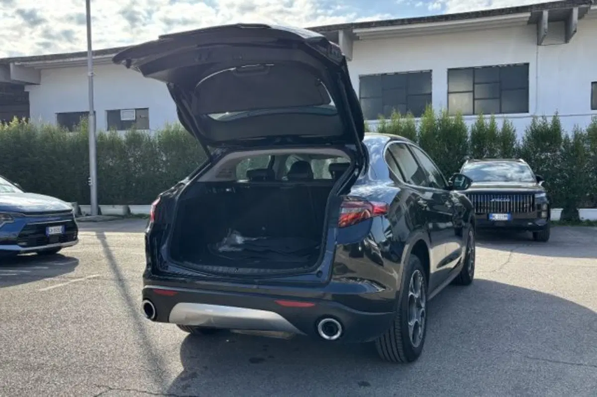 Alfa Romeo Stelvio usata a Latina (7)