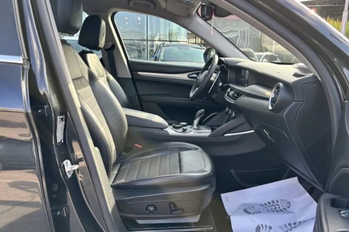 Alfa Romeo Stelvio usata a Latina (8)