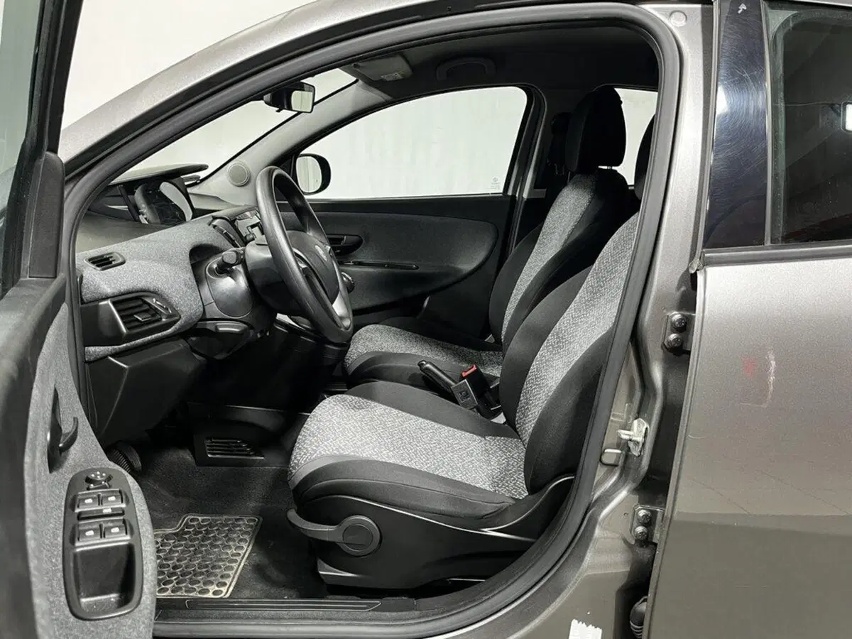 Lancia Ypsilon usata a Sondrio (10)