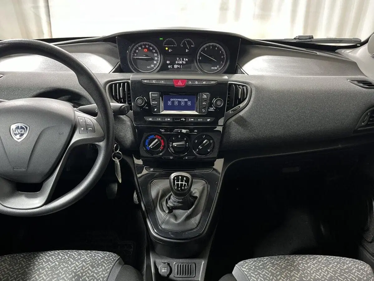 Lancia Ypsilon usata a Sondrio (12)