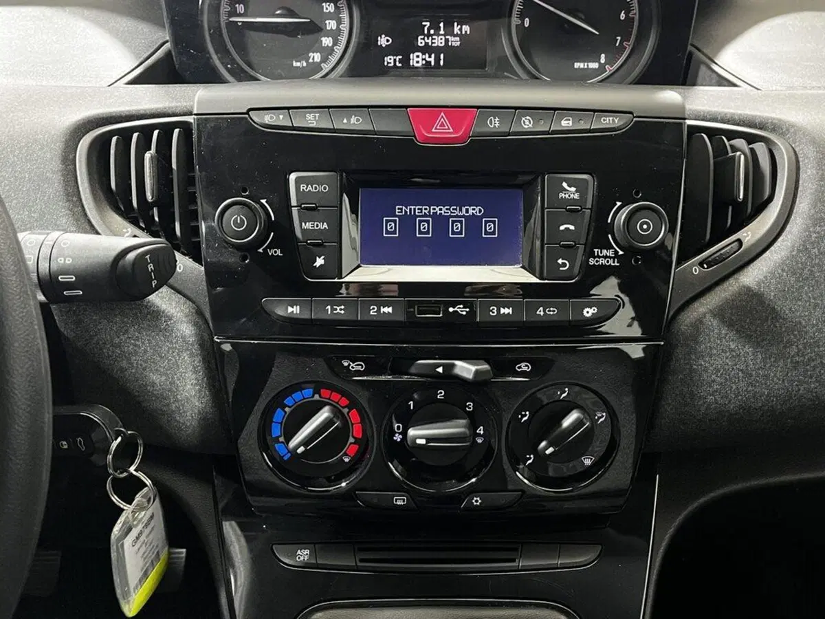 Lancia Ypsilon usata a Sondrio (13)