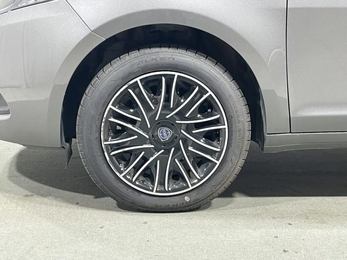 Lancia Ypsilon usata a Sondrio (9)