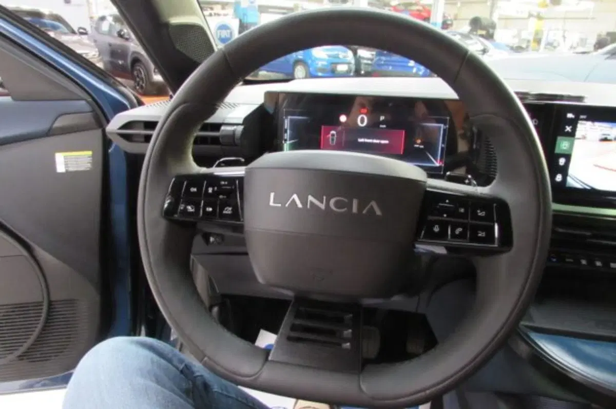 Lancia Ypsilon usata a Milano (13)