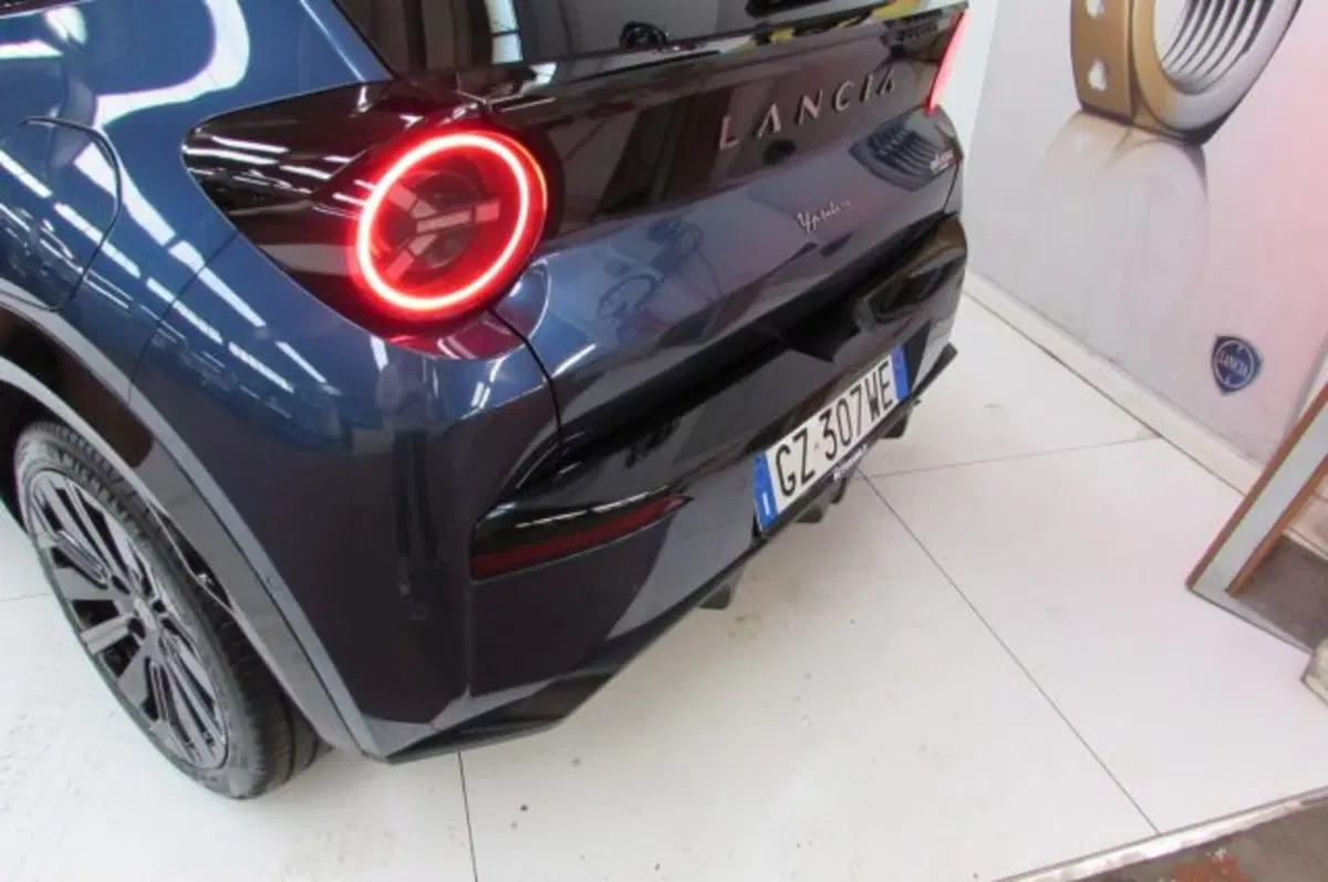 Lancia Ypsilon usata a Milano (15)