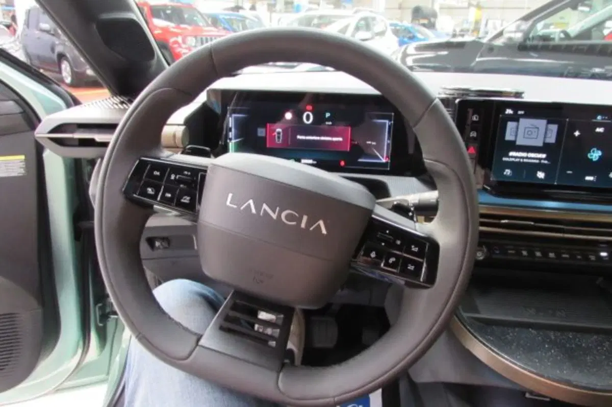 Lancia Ypsilon usata a Milano (12)