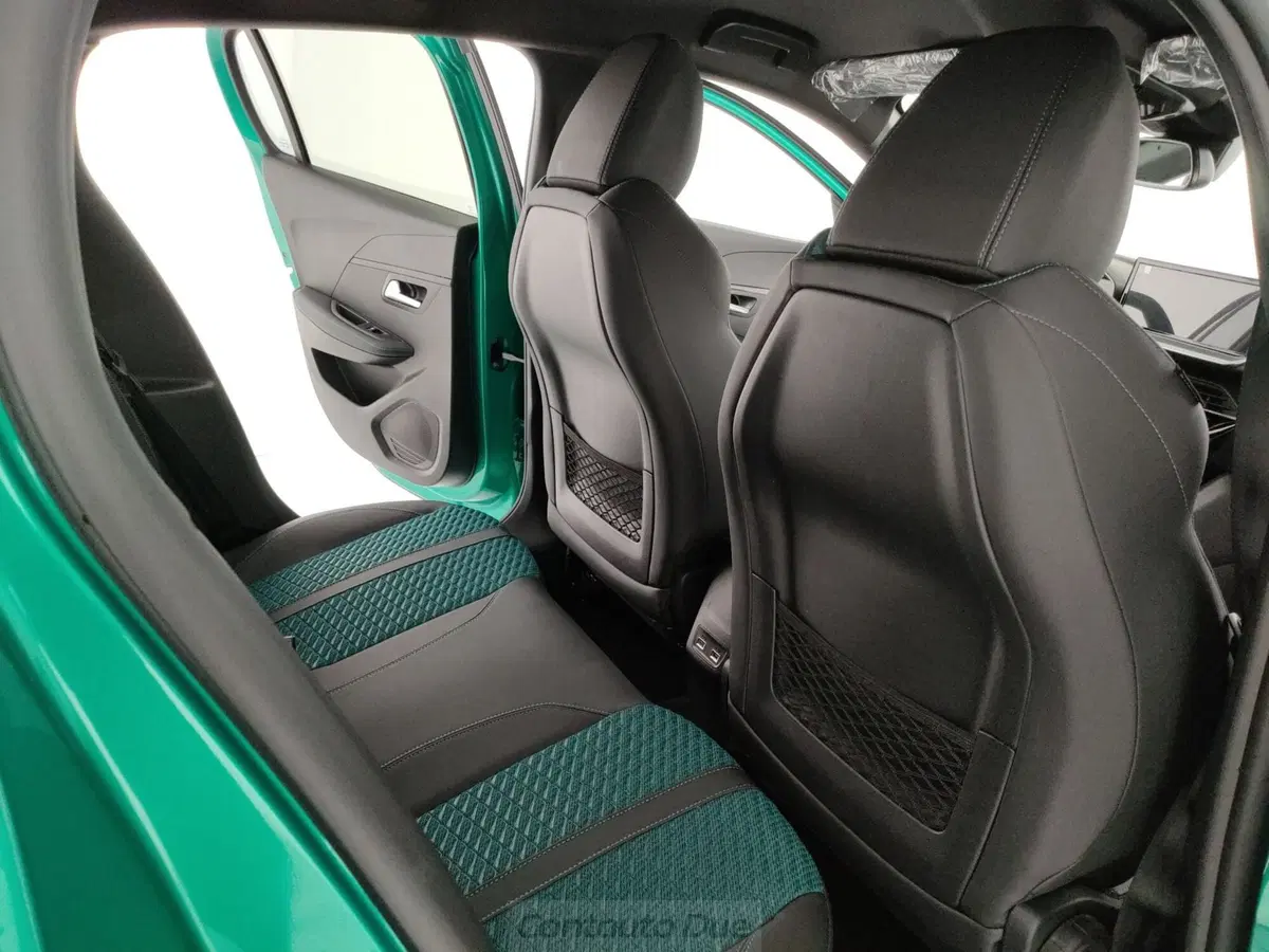 Peugeot 208 nuova a Caserta (13)