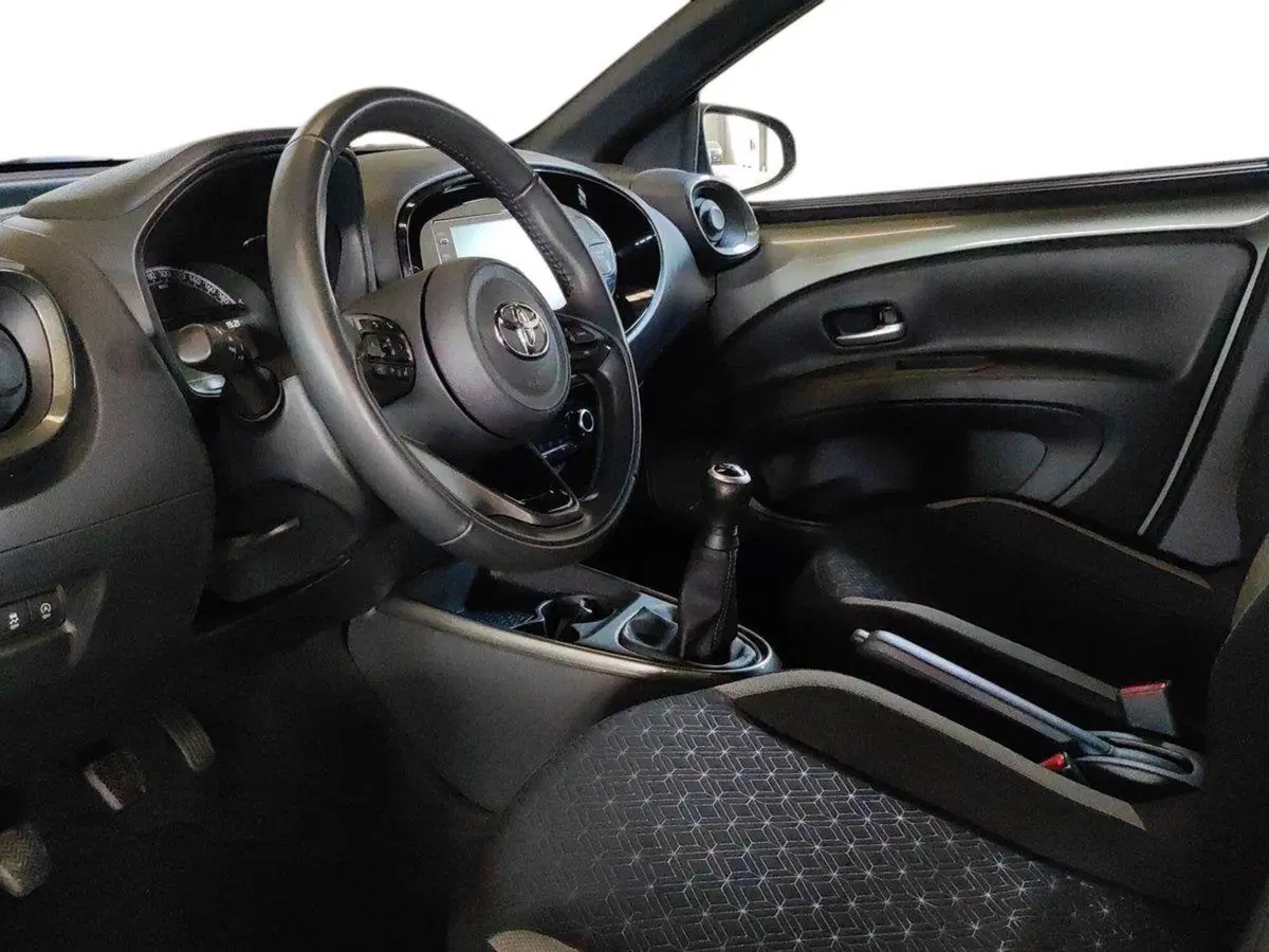 Toyota Aygo X usata a Milano (8)