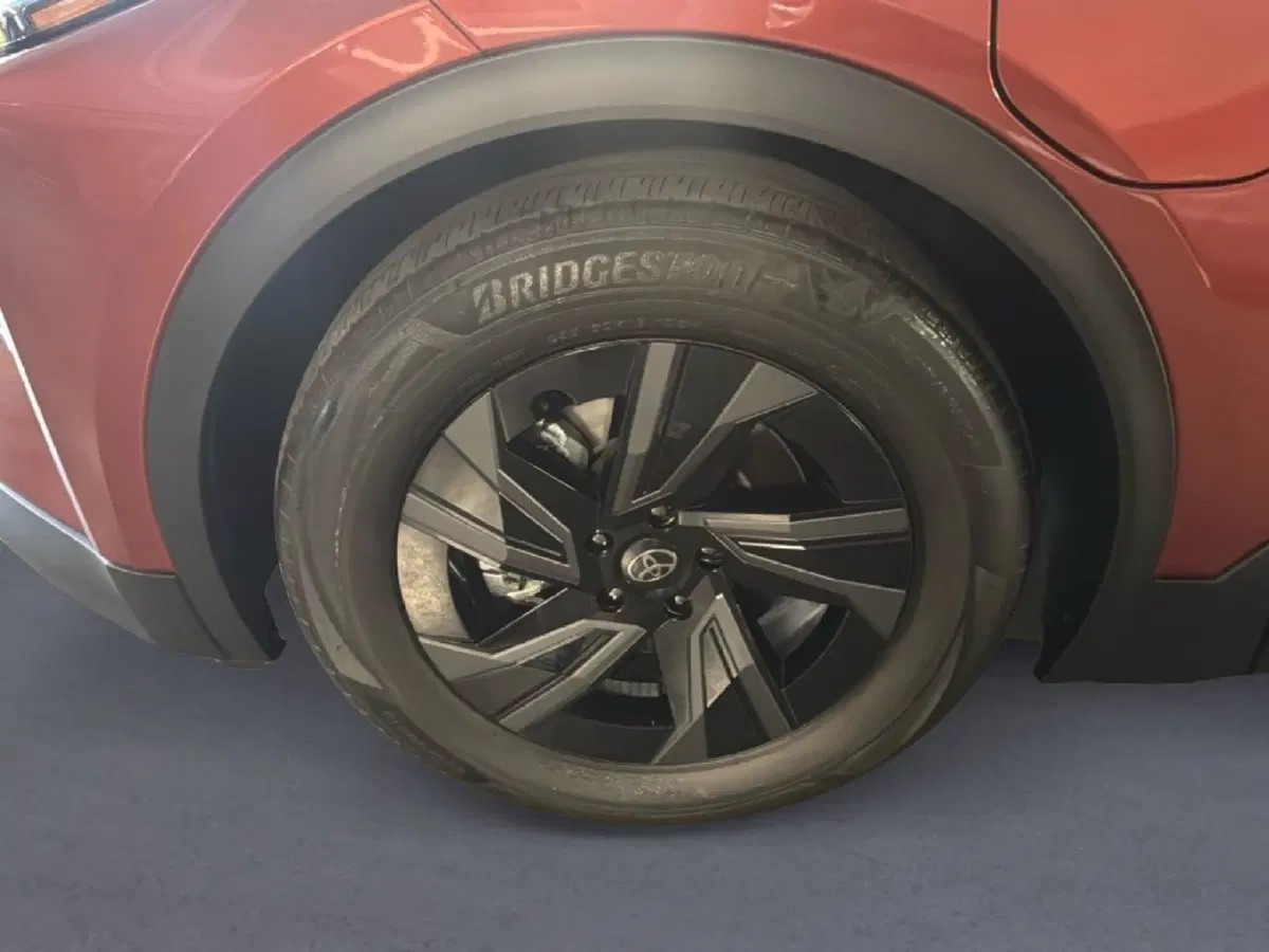 Toyota Toyota C-HR nuova a Milano (8)
