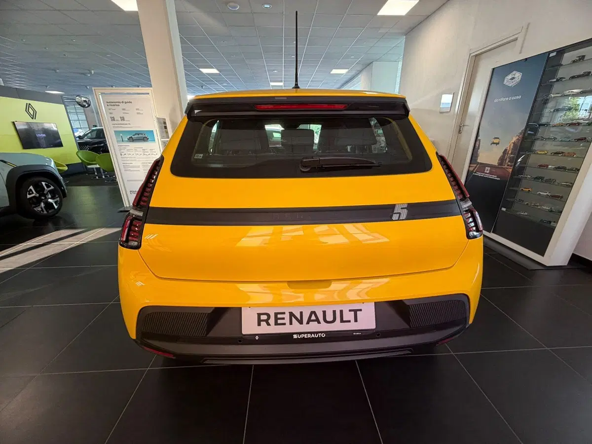 Renault Renault 5 nuova a Pavia (12)