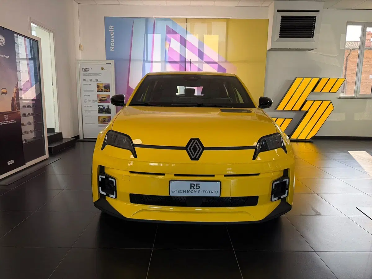 Renault Renault 5 nuova a Pavia (17)