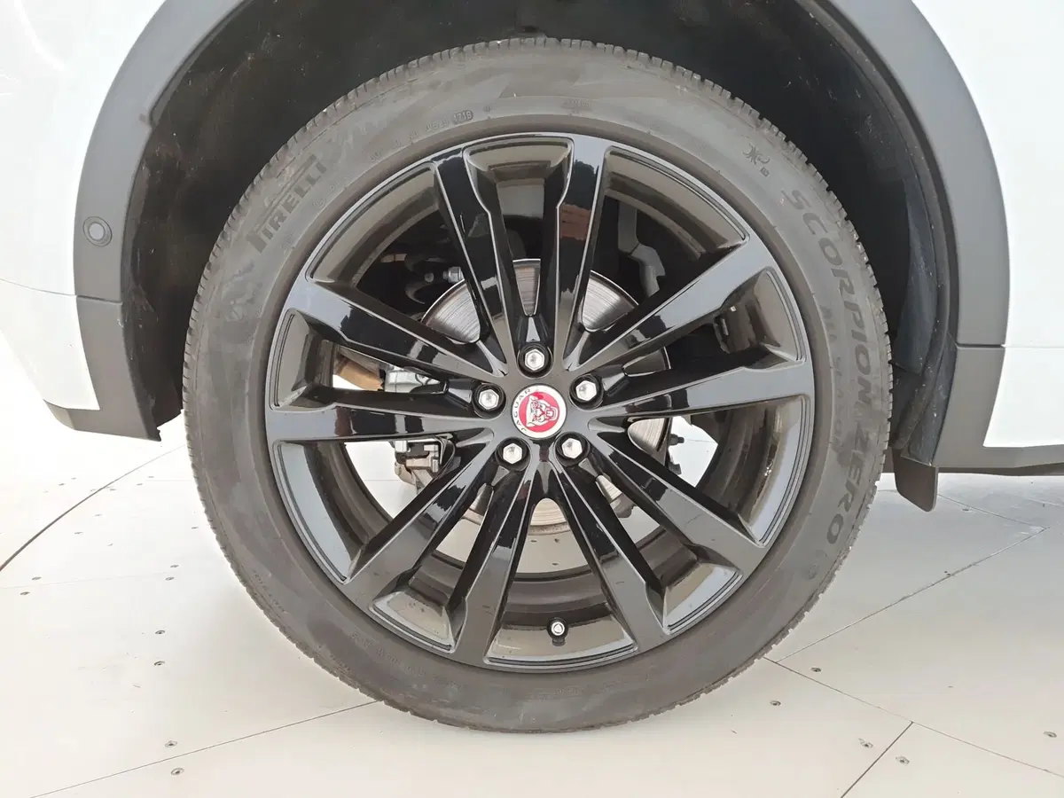 Jaguar E-Pace usata a Monza e Brianza (9)