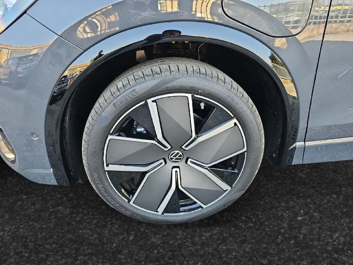 Volkswagen Tiguan nuova a Lecco (9)
