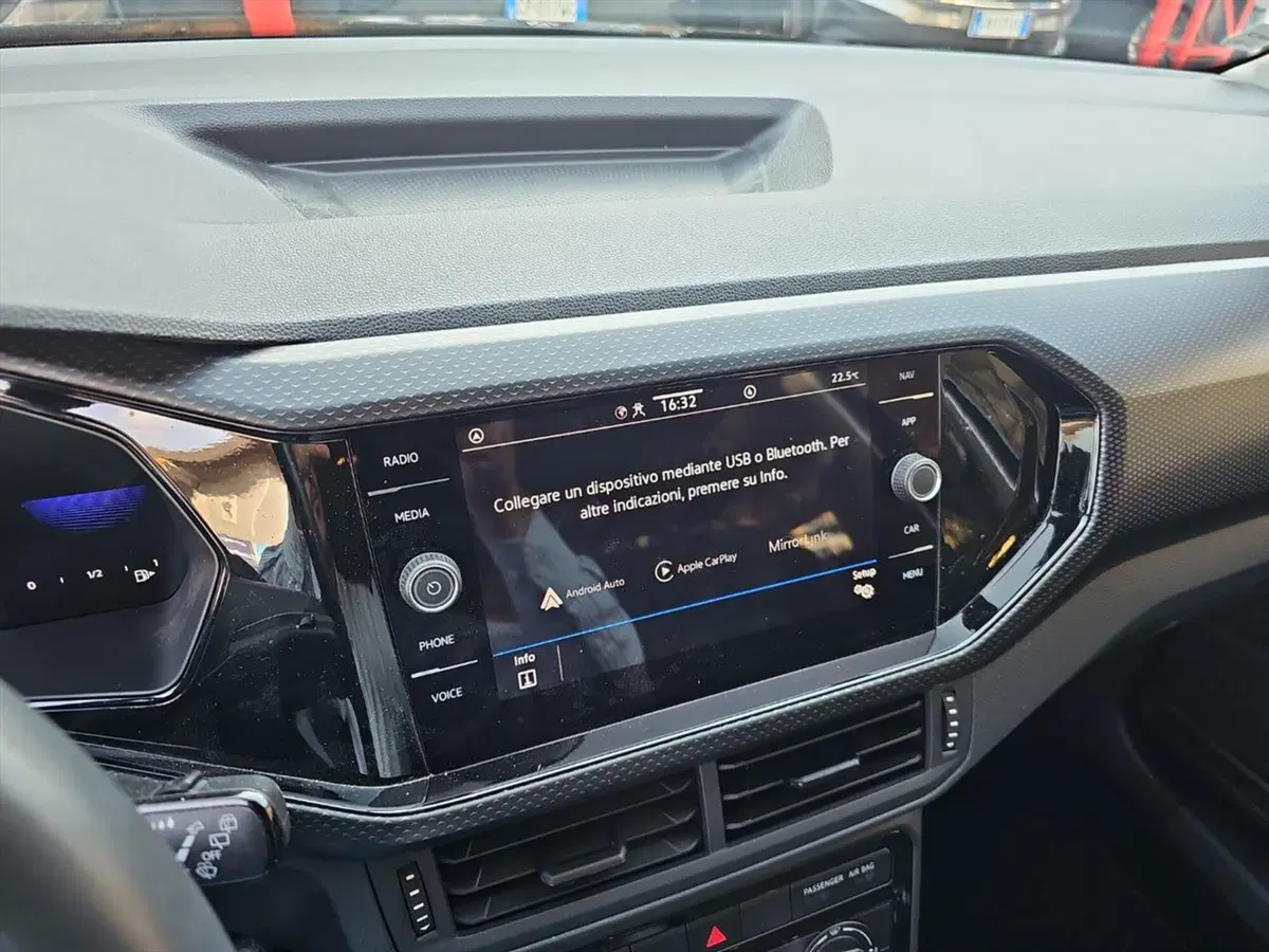 Volkswagen T-Cross usata a Lecco (13)