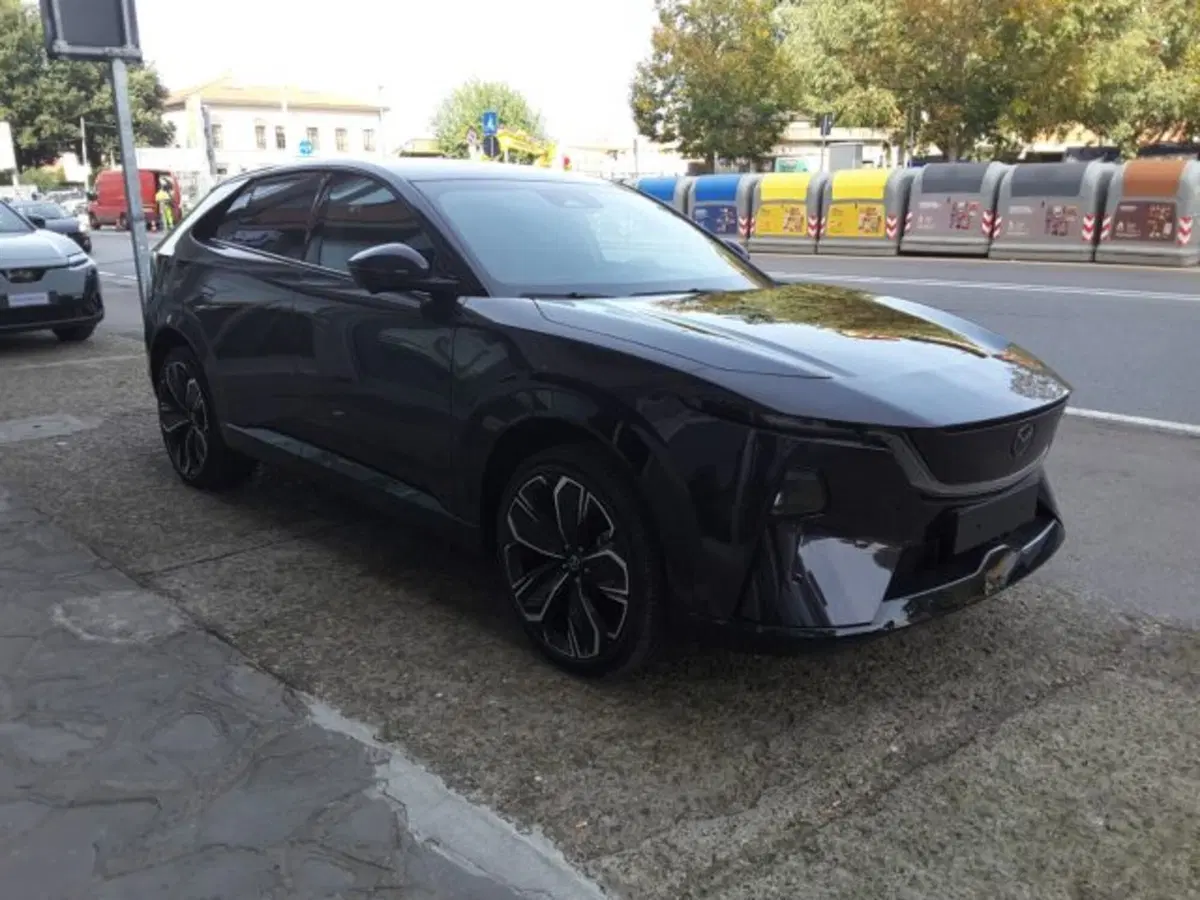 Mazda CX-6e nuova a Firenze (4)