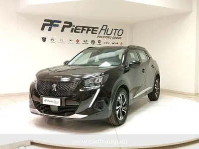 Peugeot 2008 1.2 turbo Allure 100cv del 2020 usata a Grottammare