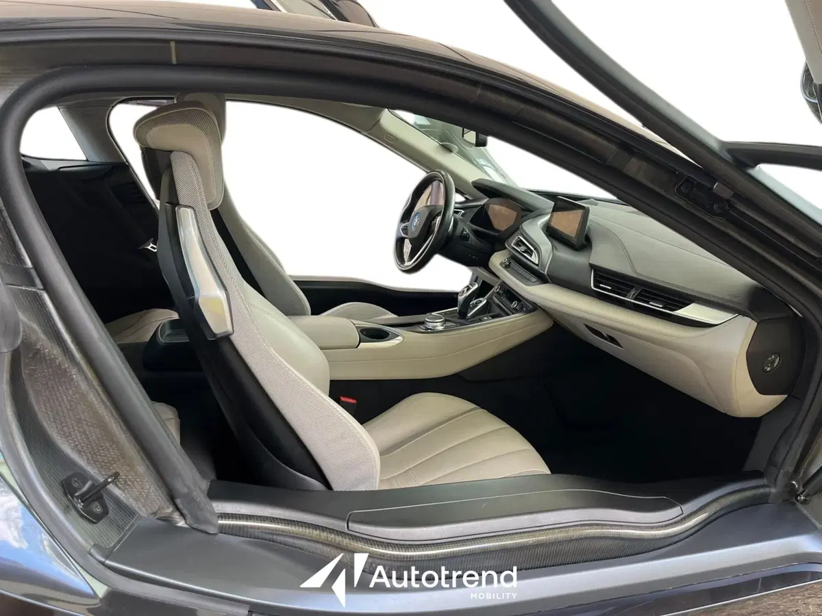 BMW i8 Coupé usata a Bari (5)