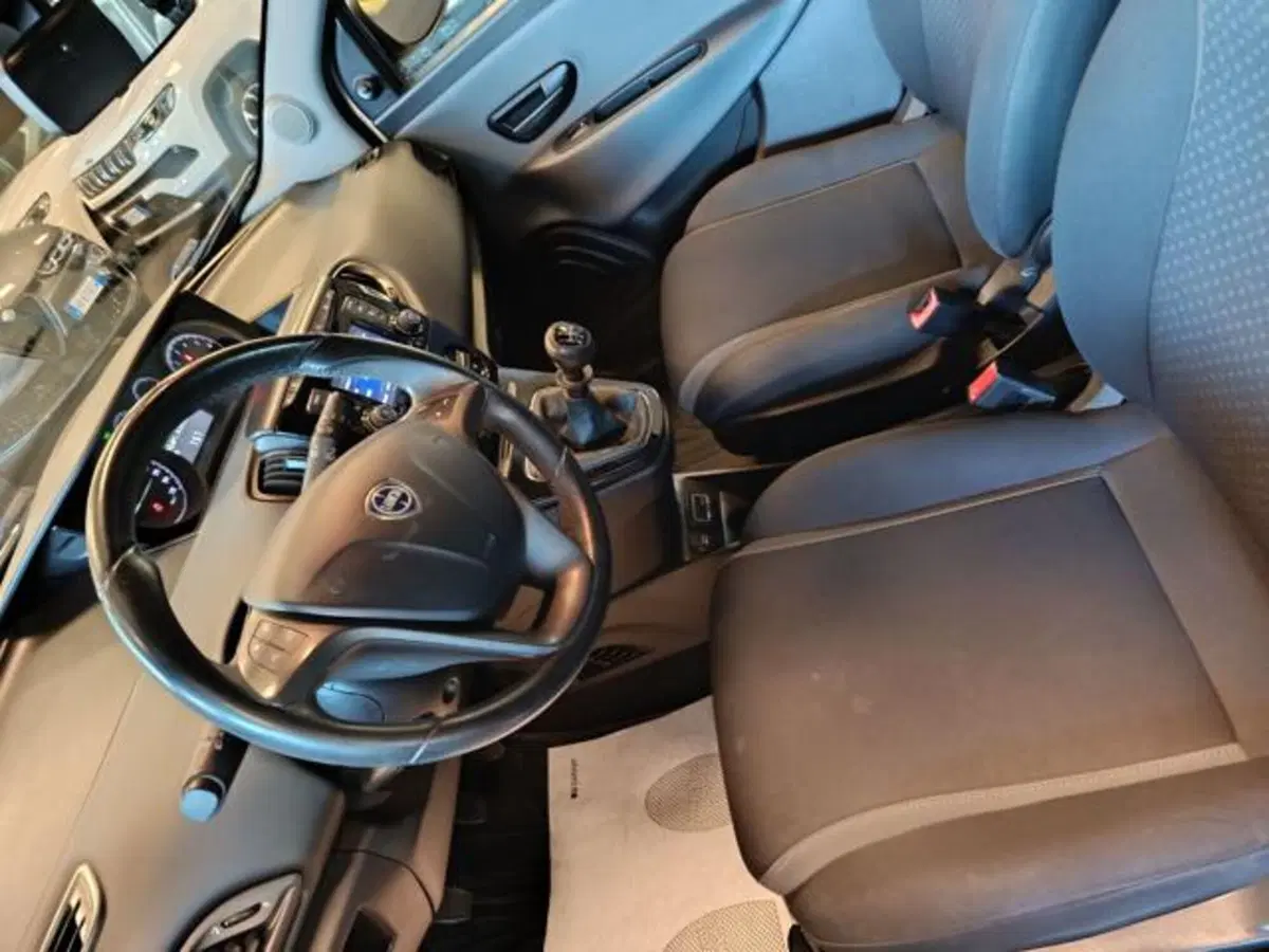Lancia Ypsilon usata a Modena (13)