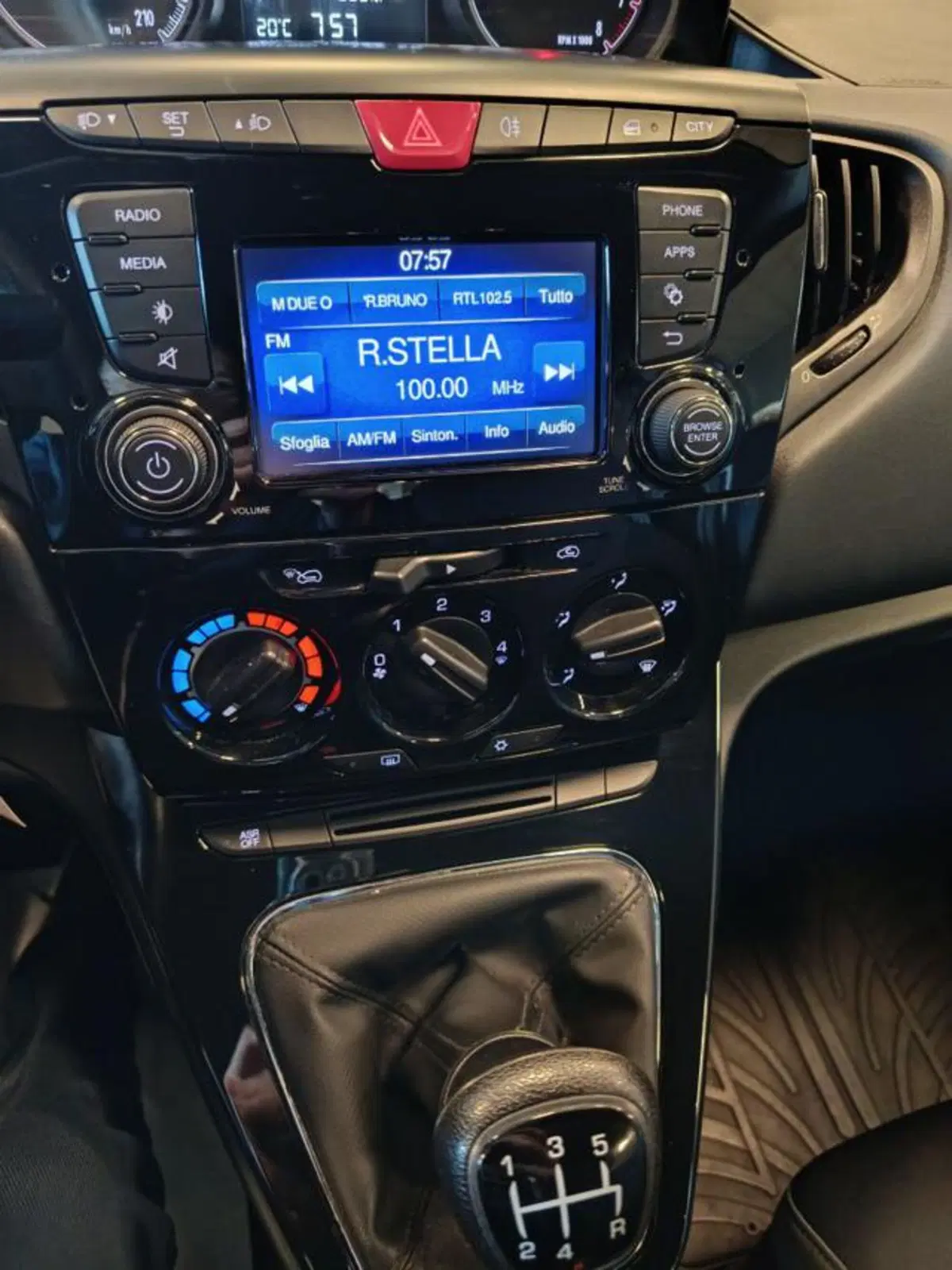 Lancia Ypsilon usata a Modena (15)
