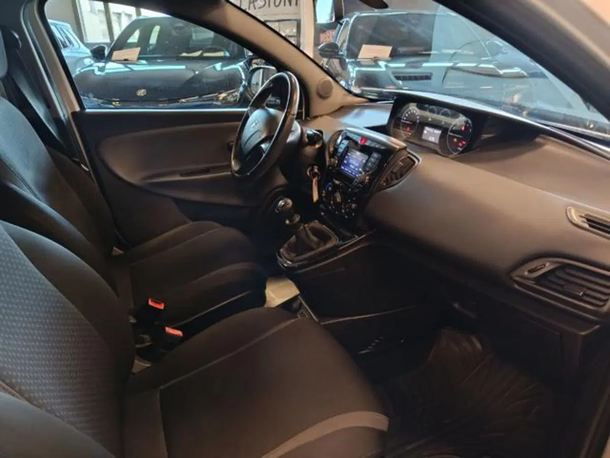 Lancia Ypsilon usata a Modena (5)