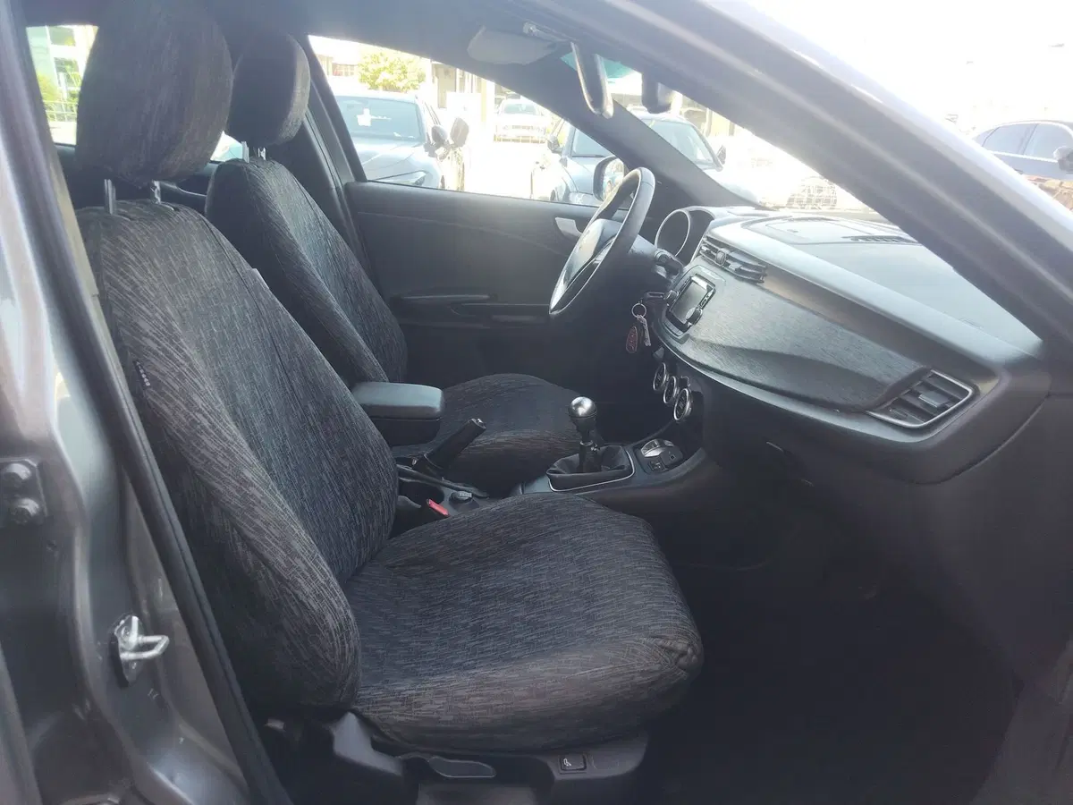 Alfa Romeo Giulietta usata a Modena (12)