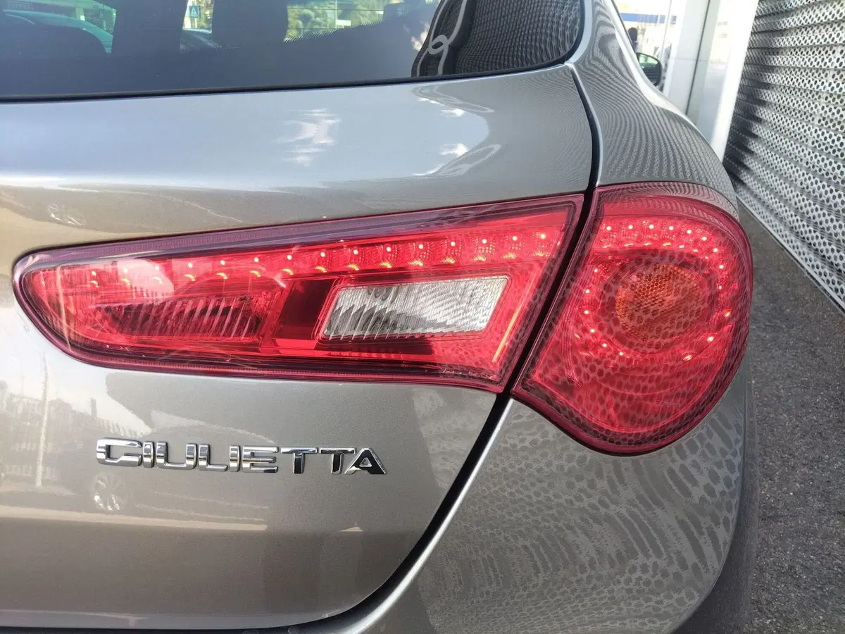 Alfa Romeo Giulietta usata a Modena (16)