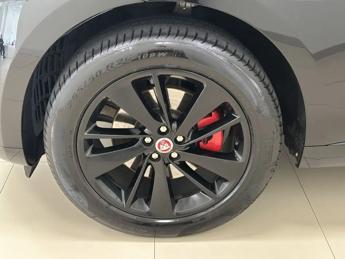Jaguar F-Pace usata a Lodi (9)