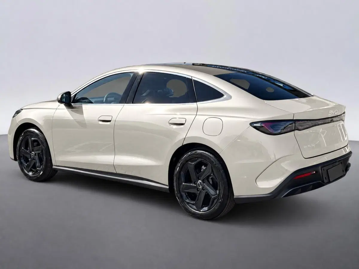 Byd Seal 6 DM-i nuova a Bologna (4)