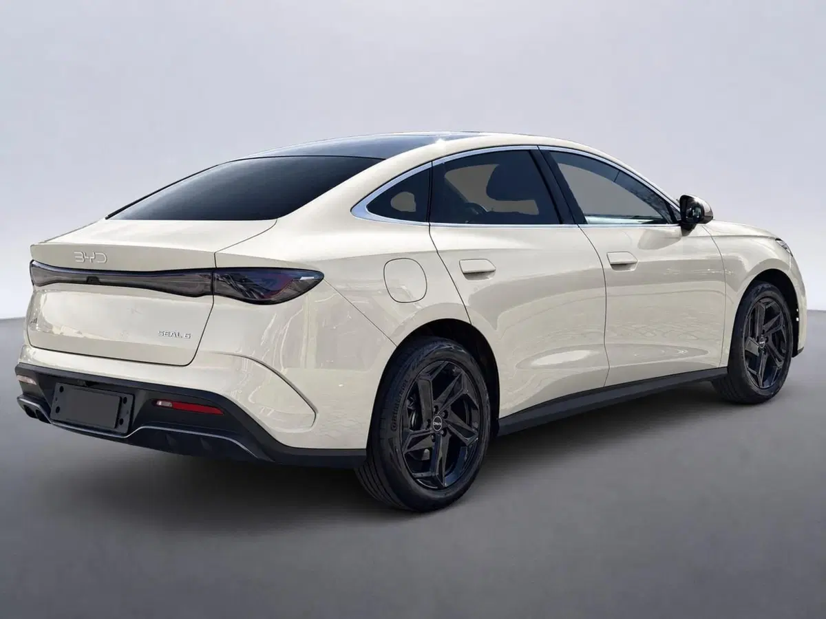 Byd Seal 6 DM-i nuova a Bologna (4)
