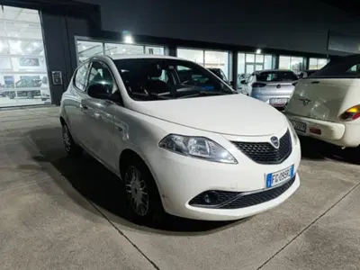 Lancia Ypsilon 1.2 69 CV 5 porte Silver del 2016 usata a Belpasso