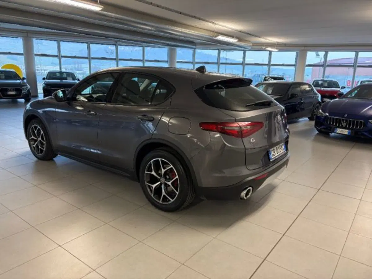 Alfa Romeo Stelvio usata a Cuneo (6)
