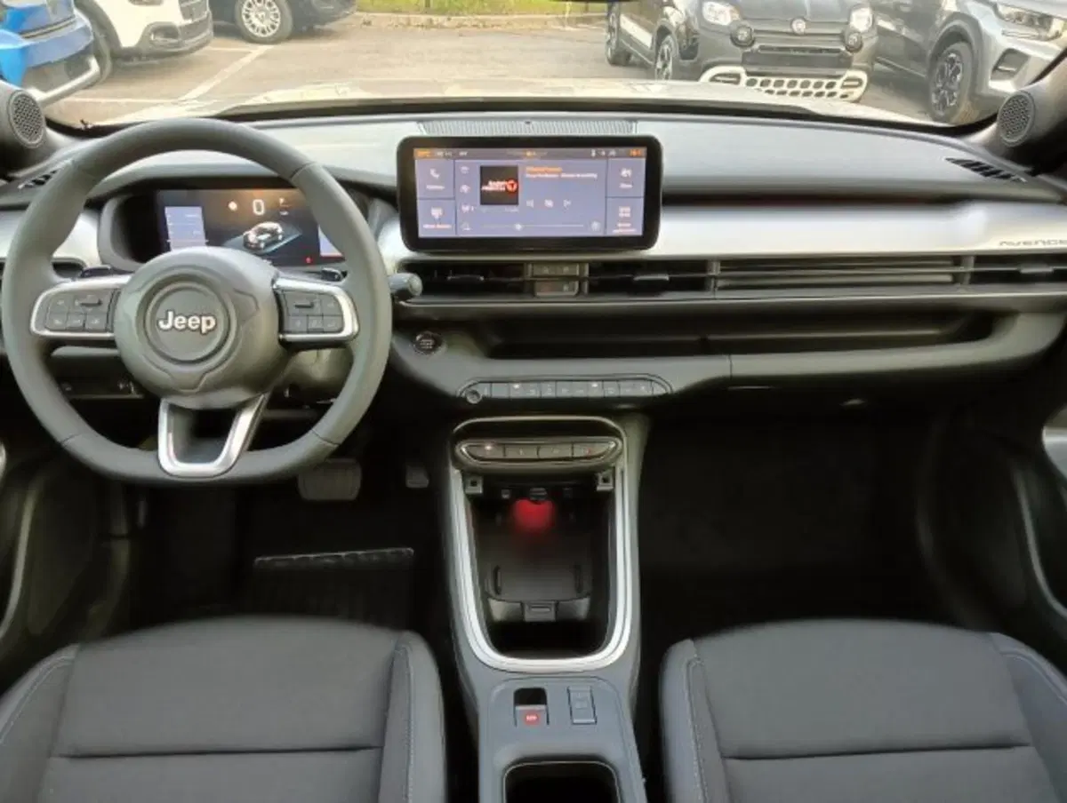 Jeep Avenger nuova a Brescia (11)